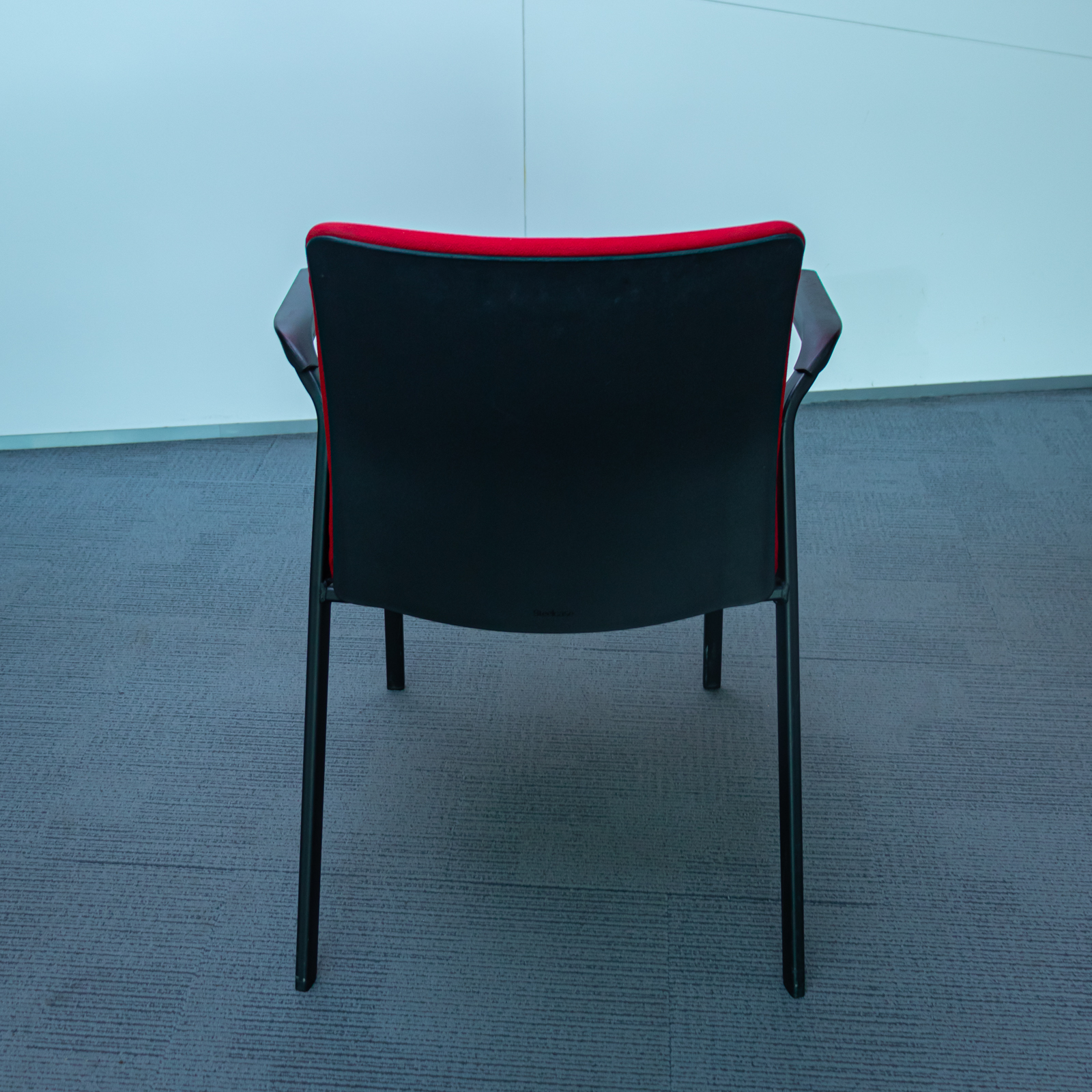 Silla tapizada roja con brazos y estructura metálica negra - Imagen 3