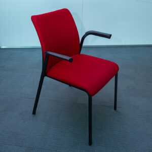 Silla tapizada roja con brazos y estructura metálica negra