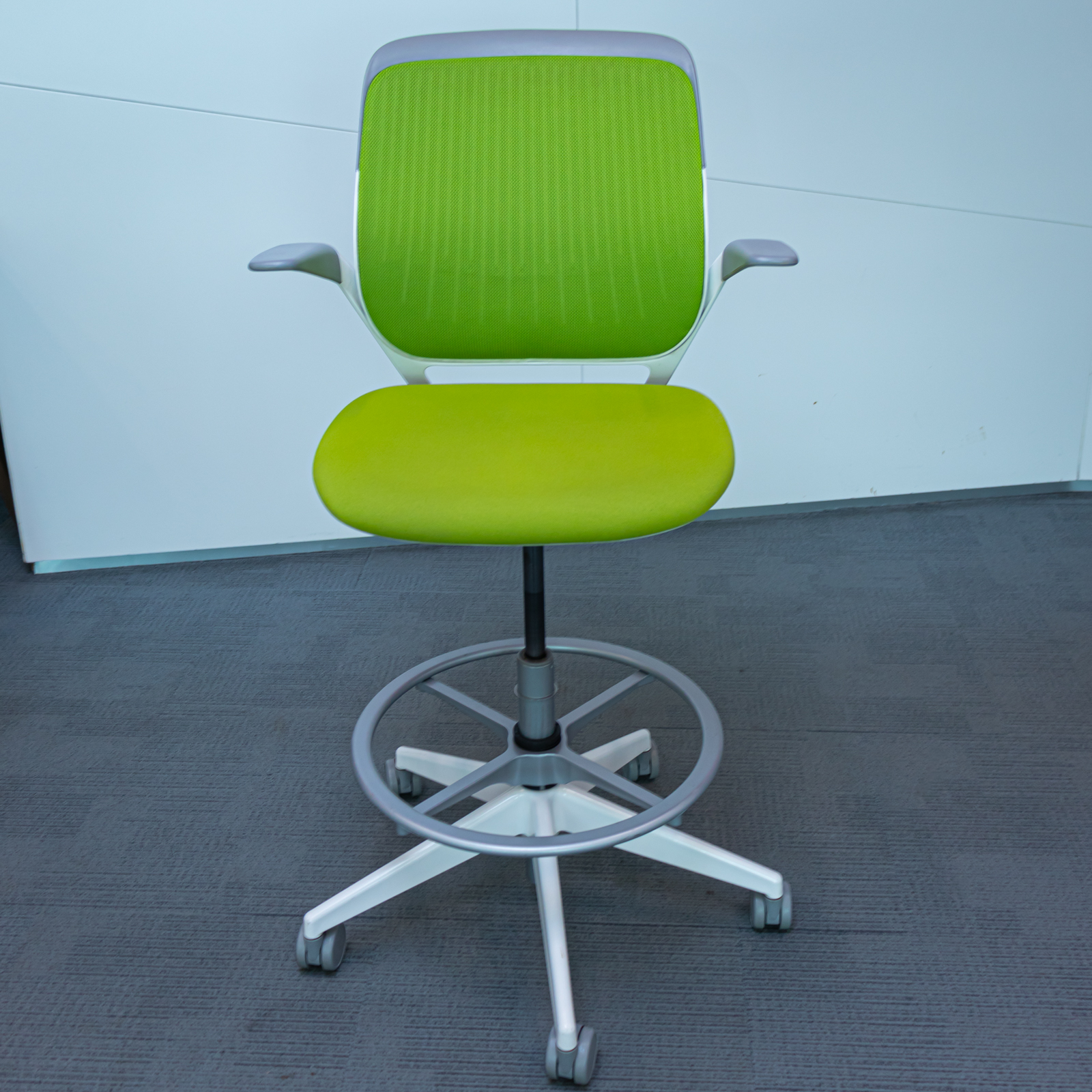 Silla alta giratoria verde pistacho con base metálica