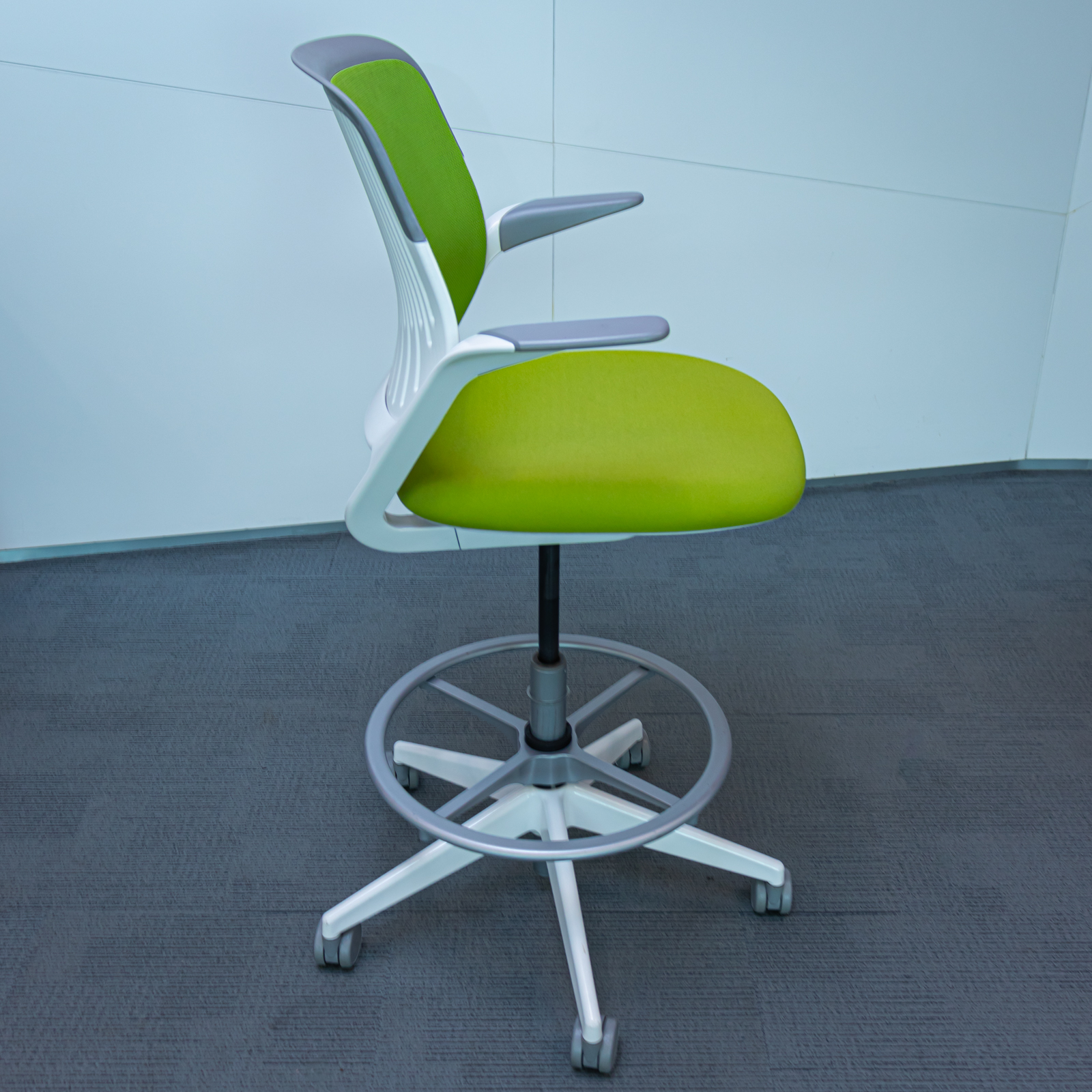 Silla alta giratoria verde pistacho con base metálica