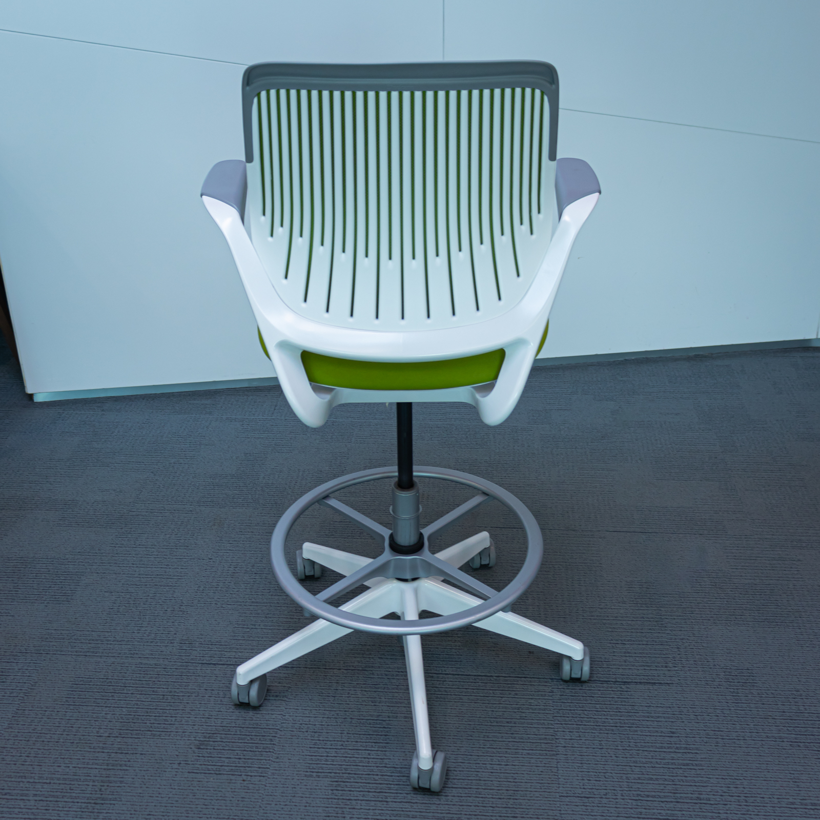 Silla alta giratoria verde pistacho con base metálica