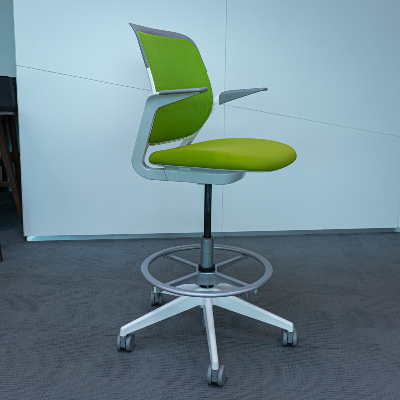 Silla alta giratoria verde pistacho con base metálica
