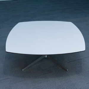 Mesa baja blanca cuadrada con base metálica central