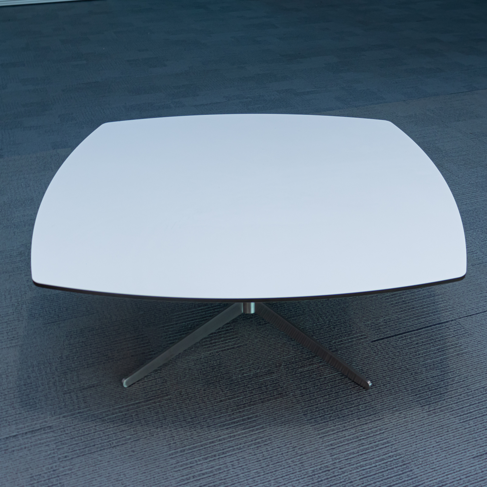 Mesa baja blanca cuadrada con base metálica central
