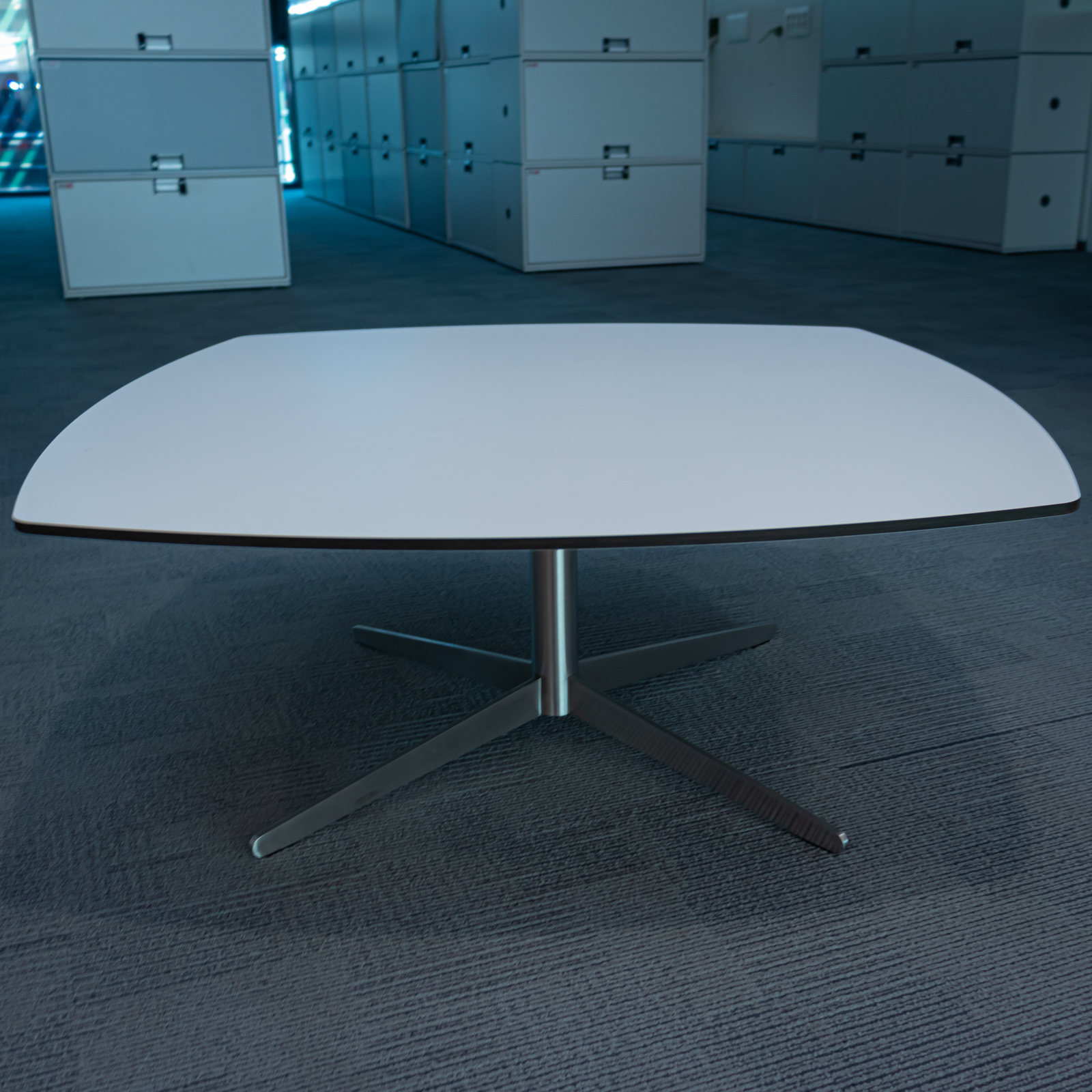 Mesa baja blanca cuadrada con base metálica central