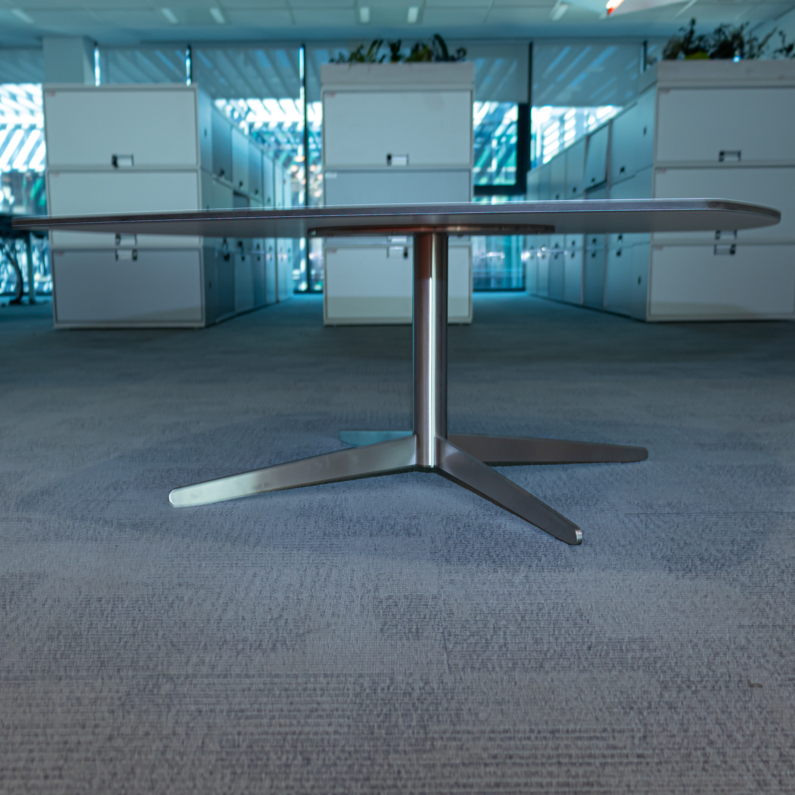Mesa baja blanca cuadrada con base metálica central