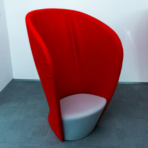 Butaca orejera roja de gran altura para zonas lounge