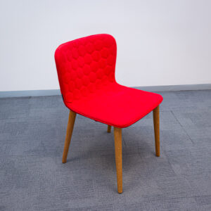 Silla tapizada roja con patas de madera
