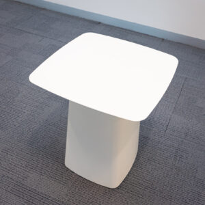 Mesa auxiliar blanca con base central escultórica