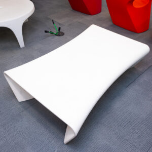 Mesa baja exterior blanca de diseño escultórico