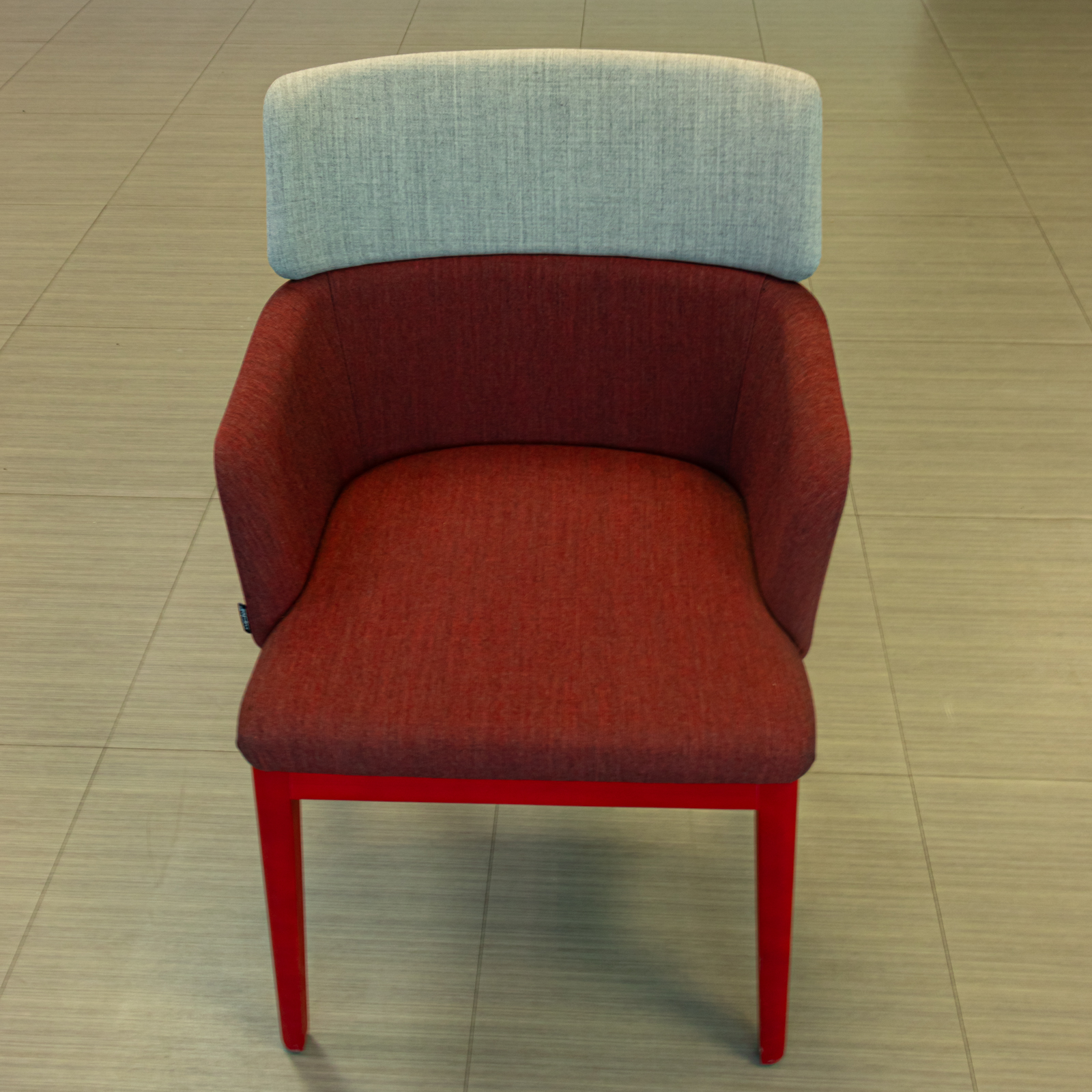 Silla tapizada roja con respaldo alto bicolor