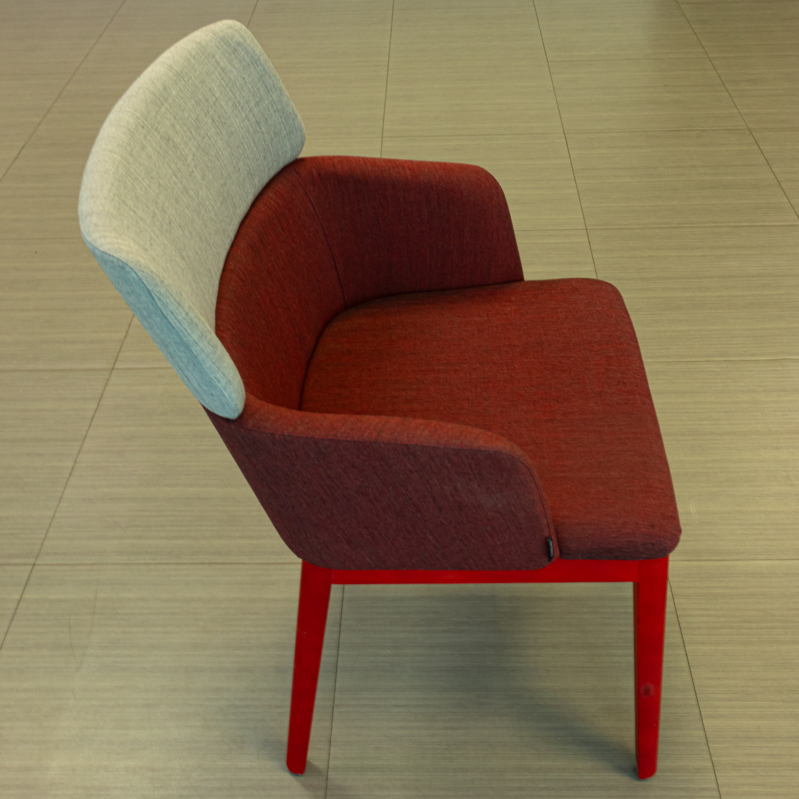 Silla tapizada roja con respaldo alto bicolor