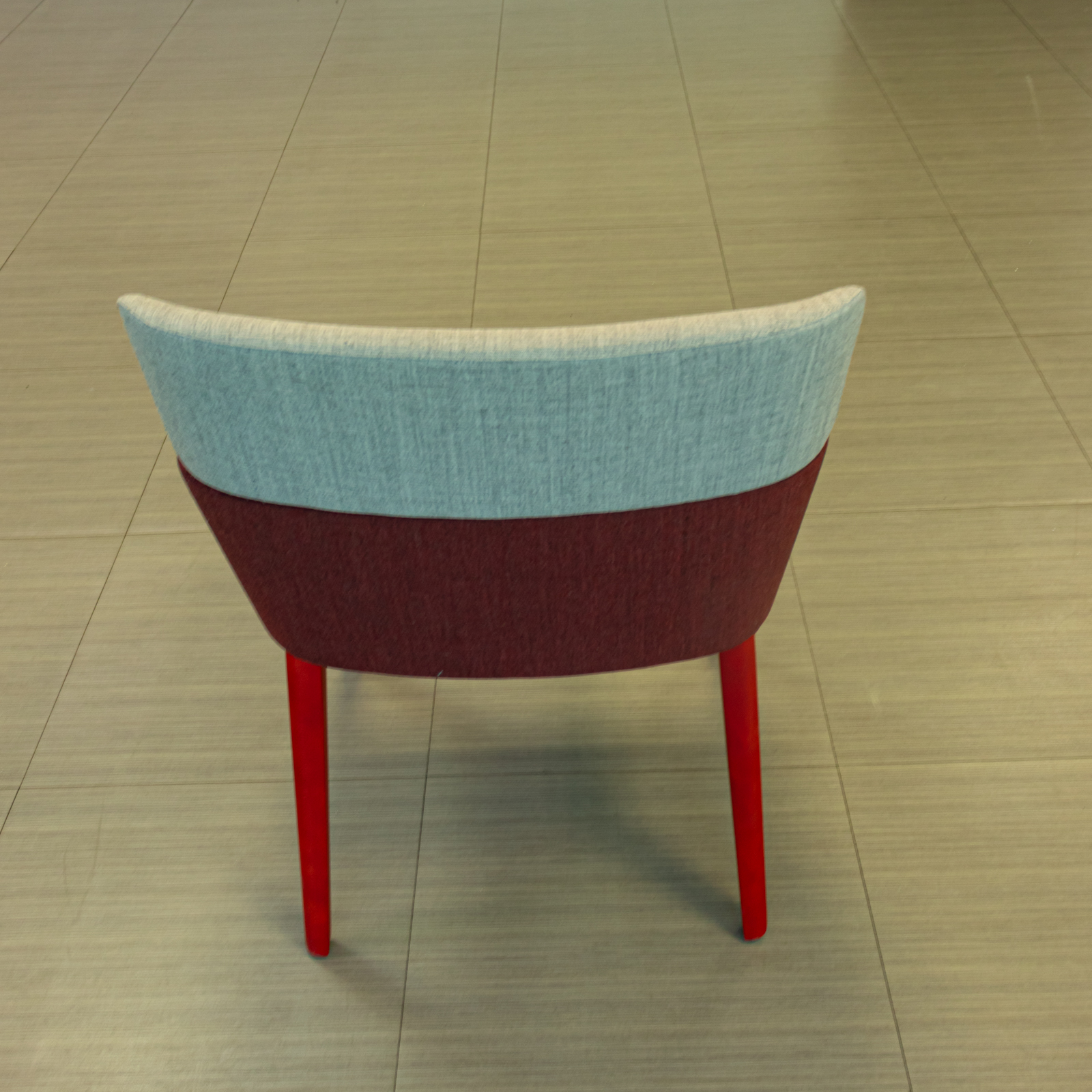 Silla tapizada roja con respaldo alto bicolor