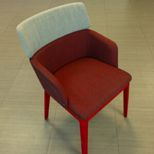 Silla tapizada roja con respaldo alto bicolor