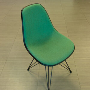 Silla tipo shell verde con base metálica de varillas