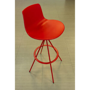 Taburete alto rojo con carcasa shell y reposapiés
