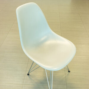 Silla tipo shell gris claro con base metálica de varillas