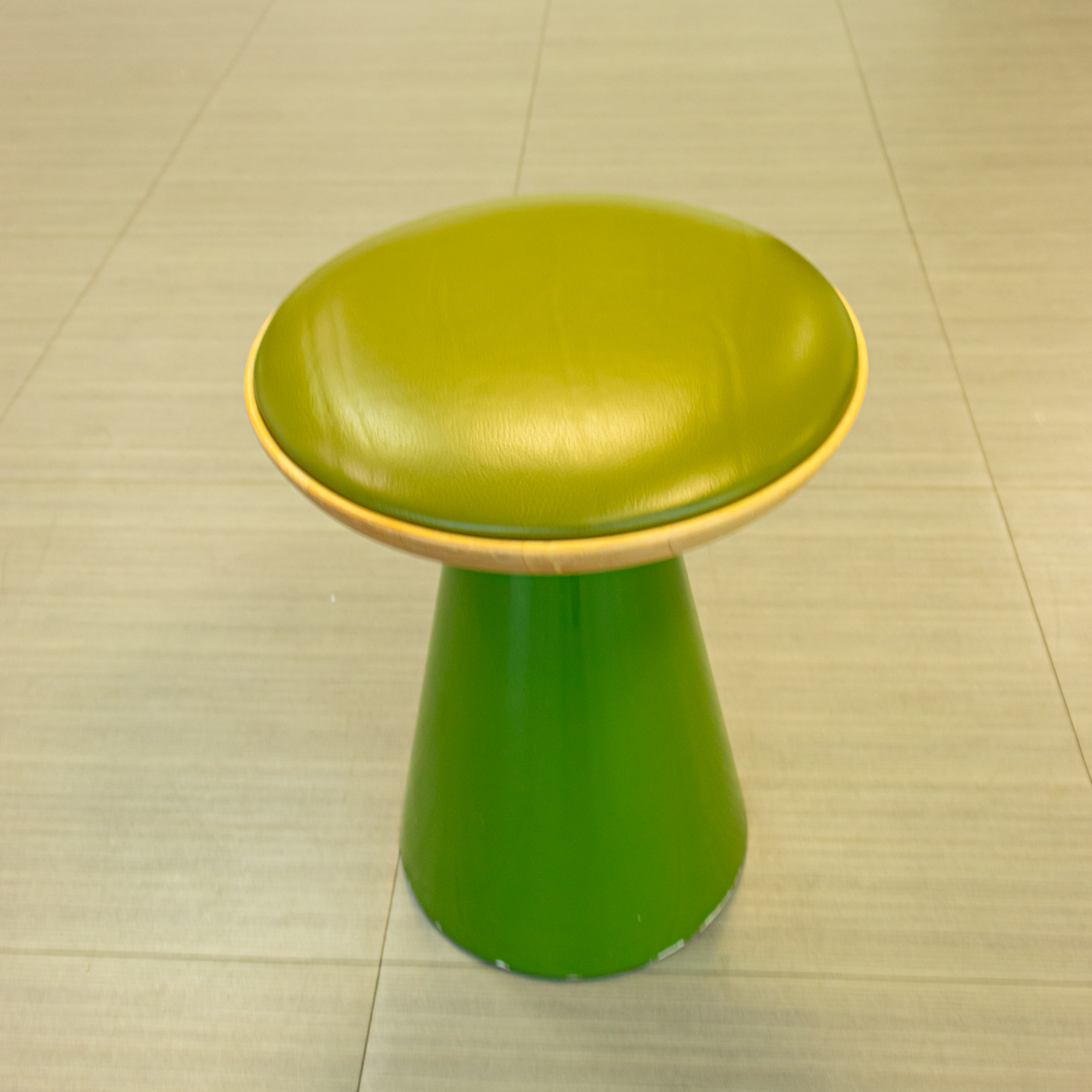 Juego de taburetes bajos cónicos en verde y amarillo