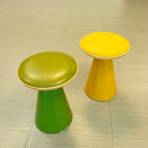 Juego de taburetes bajos cónicos en verde y amarillo