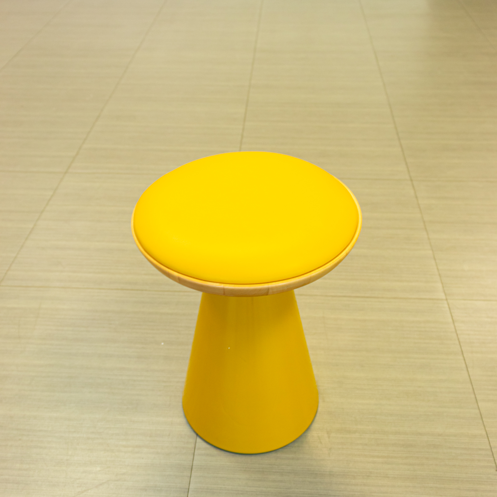 Juego de taburetes bajos cónicos en verde y amarillo