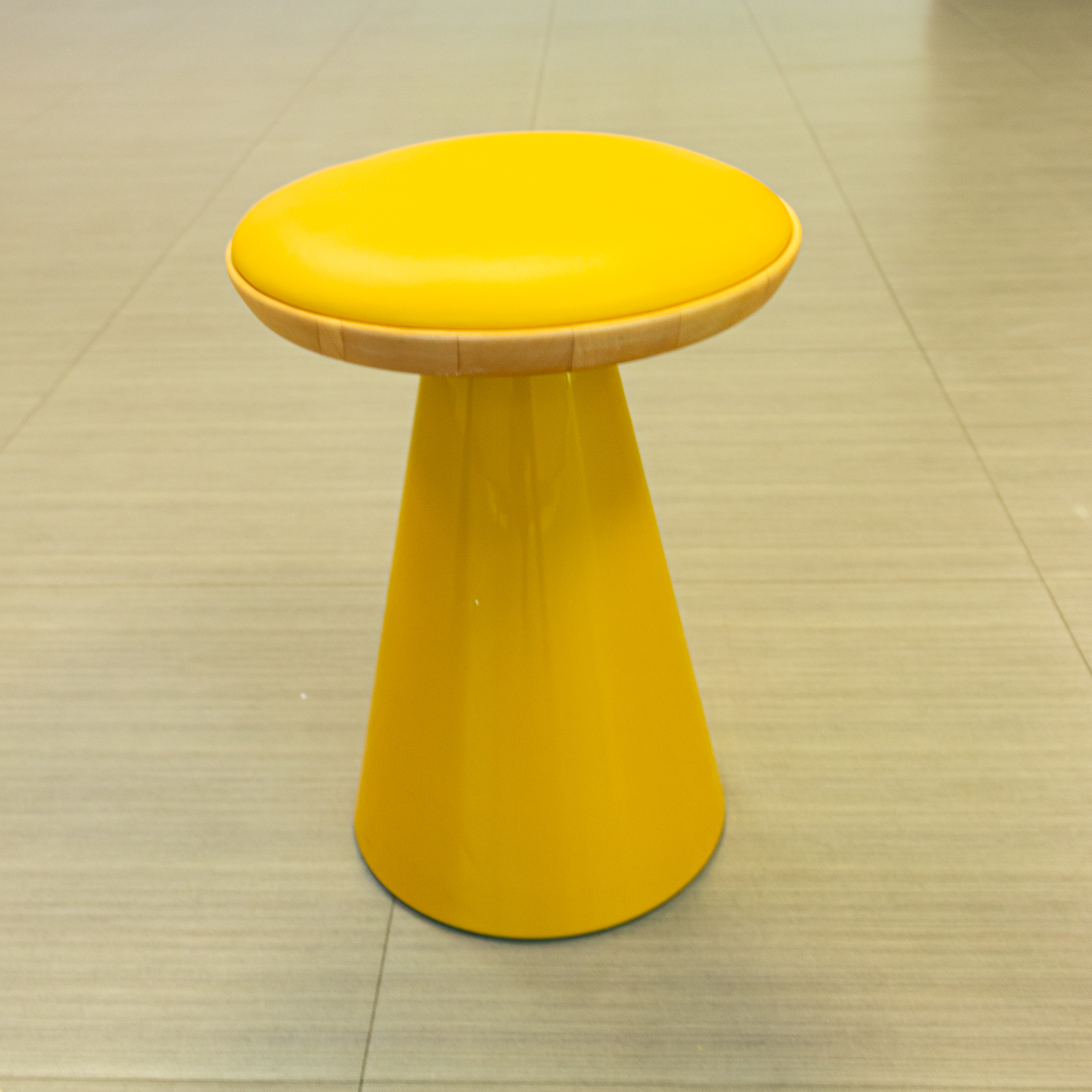 Juego de taburetes bajos cónicos en verde y amarillo