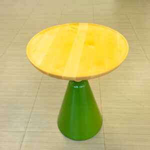 Mesa auxiliar alta con base cónica verde y sobre madera