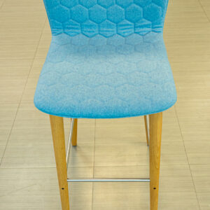 Taburete de barra azul con patas de madera y reposapiés