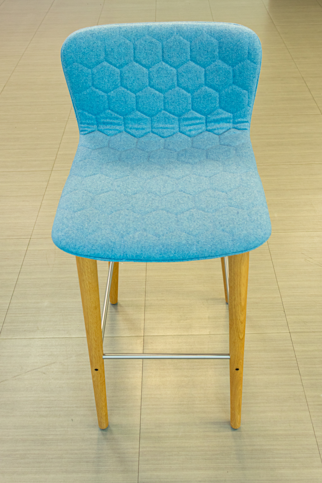 Taburete de barra azul con patas de madera y reposapiés