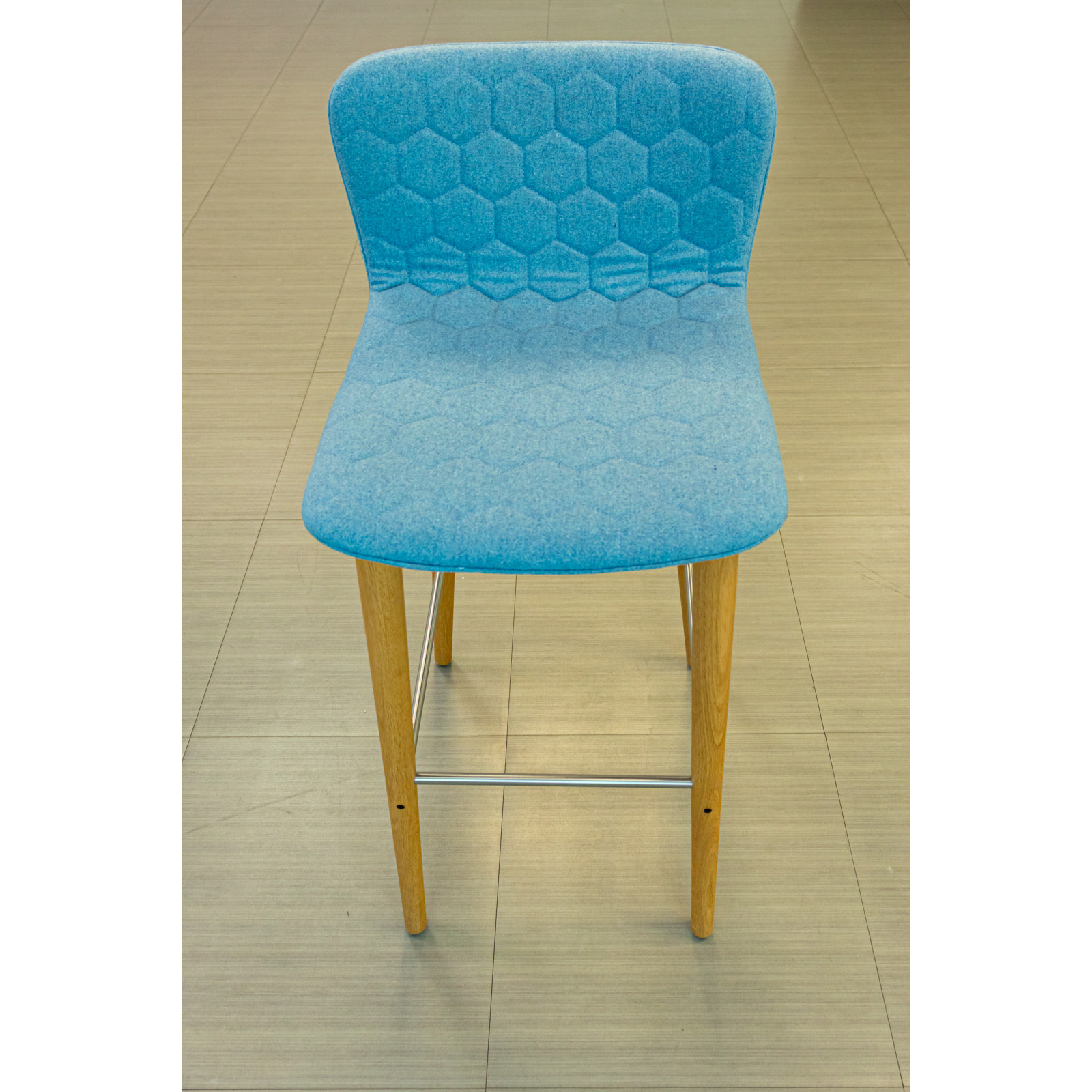 Taburete de barra azul con patas de madera y reposapiés