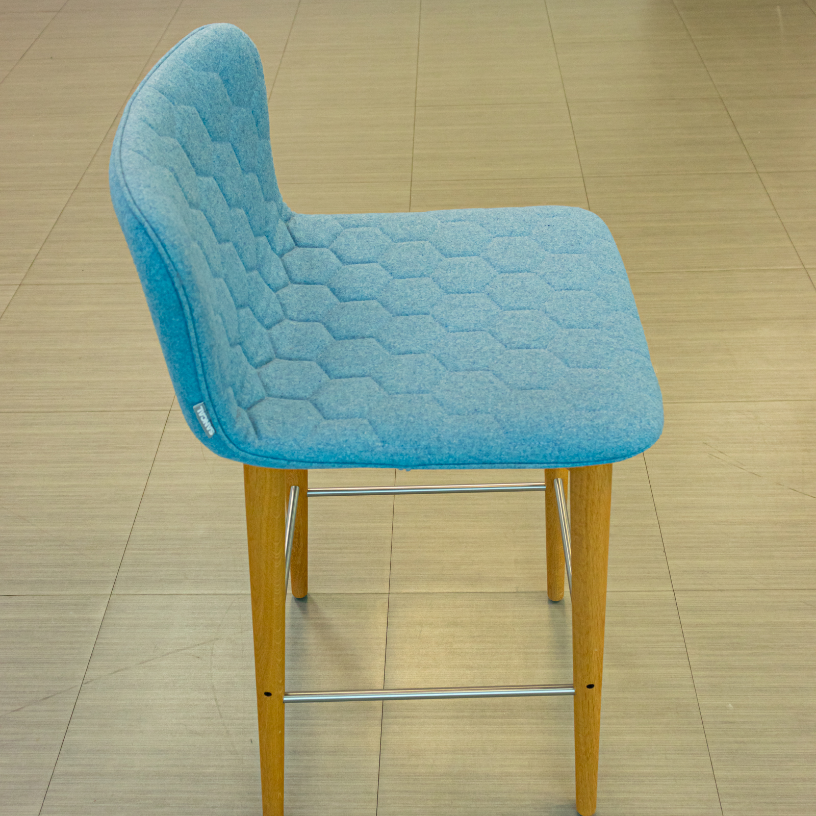 Taburete de barra azul con patas de madera y reposapiés