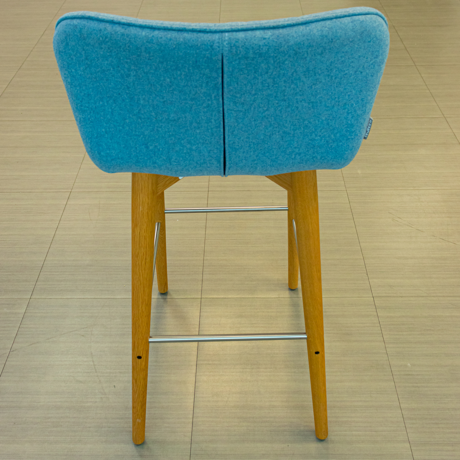 Taburete de barra azul con patas de madera y reposapiés