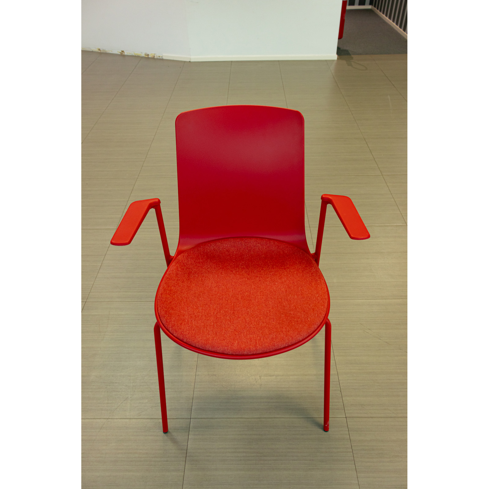 Silla tapizada roja con brazos integrados
