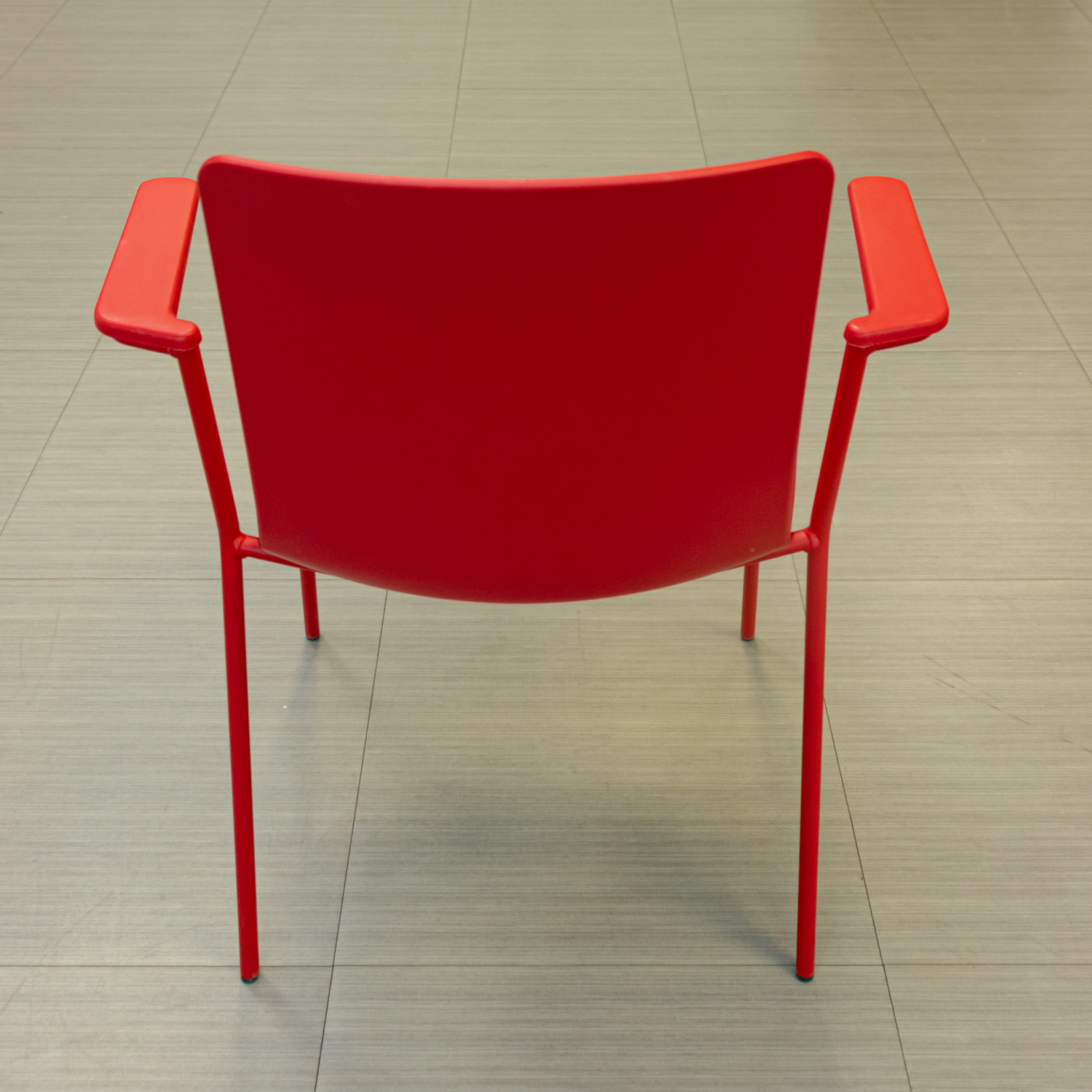 Silla tapizada roja con brazos integrados
