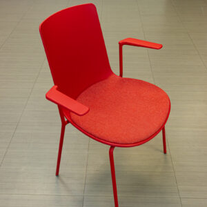 Silla tapizada roja con brazos integrados
