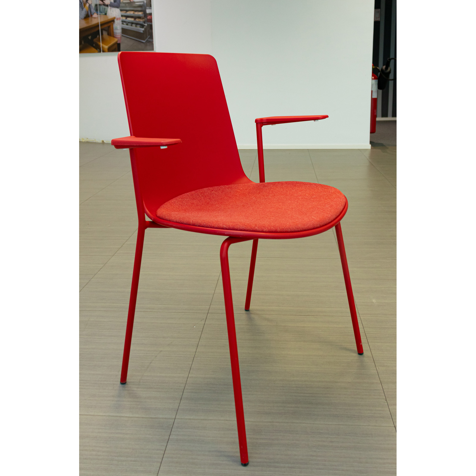 Silla tapizada roja con brazos integrados